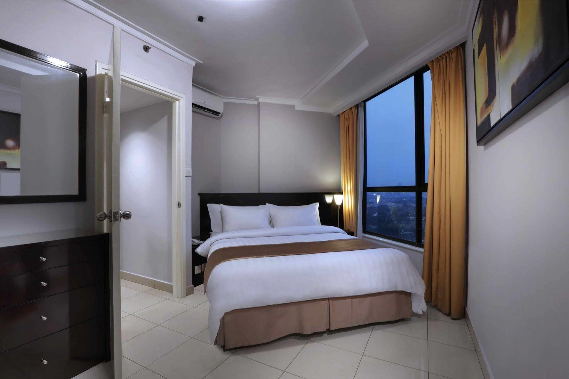 Horison Ultima Suite & Residences Rasuna Джакарта Экстерьер фото