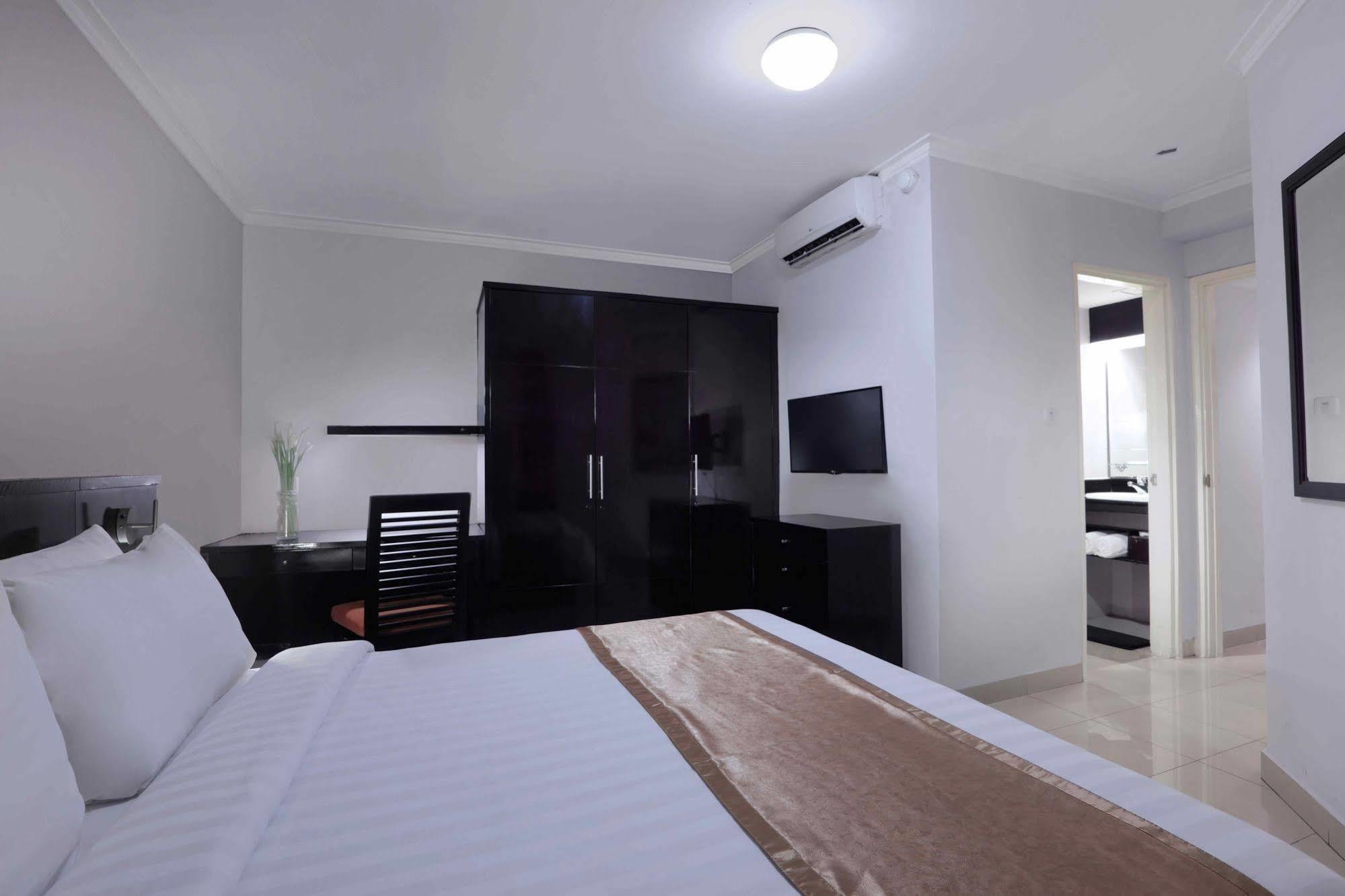 Horison Ultima Suite & Residences Rasuna Джакарта Экстерьер фото